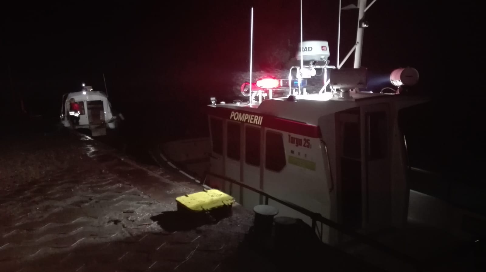 Accident pe Dunăre: Un bărbat a fost găsit mort după ce barca în care se afla a lovit o barjă