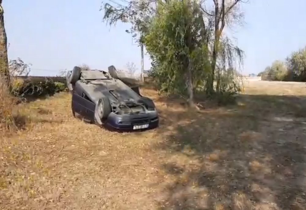 VIDEO | Mașină cu roțile în sus, pe DN 39, între Eforie Sud și Eforie Nord