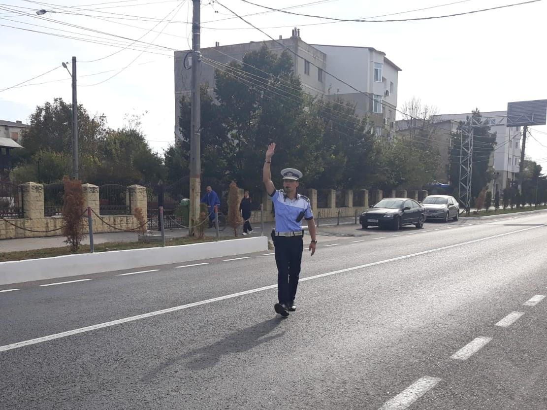 Sute de șoferi amendați, în weekend, la Constanța. 200 de sancțiuni pentru utilizarea telefonului mobil la volan