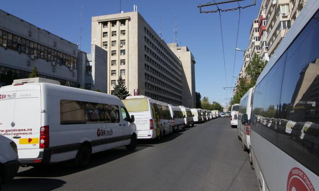 Transportatorii de persoane vor să oprească activitatea începând de joi