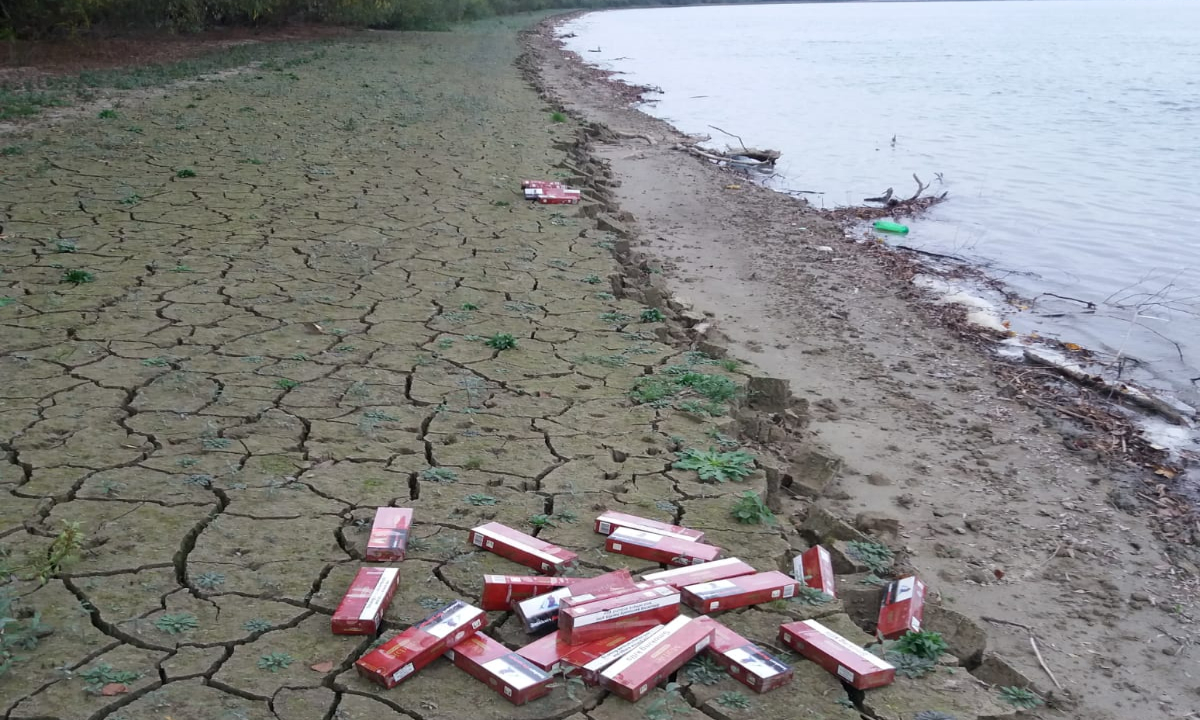 TULCEA/FOTO: Zeci de mii de pachete cu țigări de contrabandă aruncate pe malul Dunării