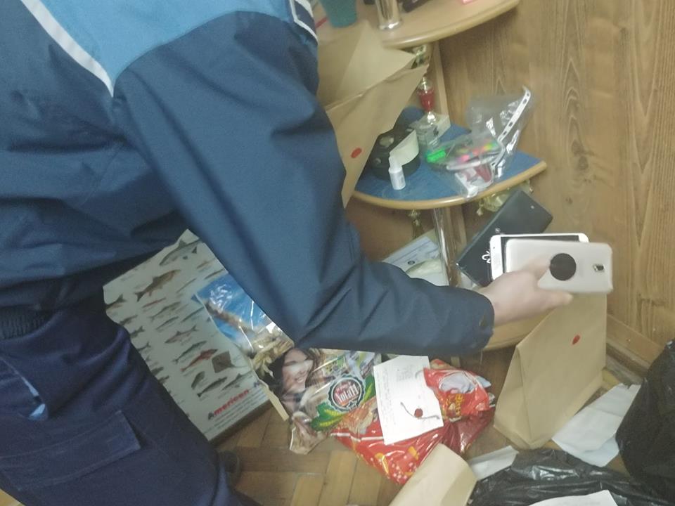 TULCEA/FOTO: NOUĂ tineri prinși de polițiști că furau din mașini. Percheziții în municipiu