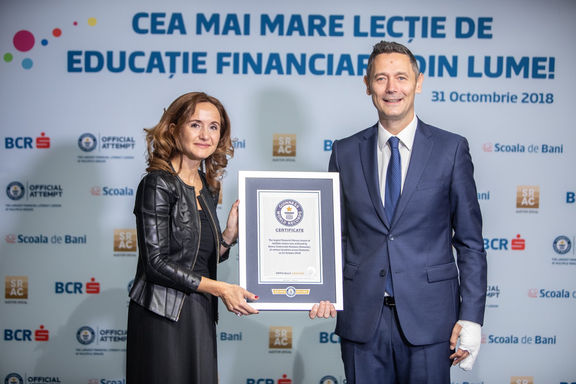 România a intrat în Cartea Recordurilor cu cea mai mare lecţie de educaţie financiară susţinută simultan