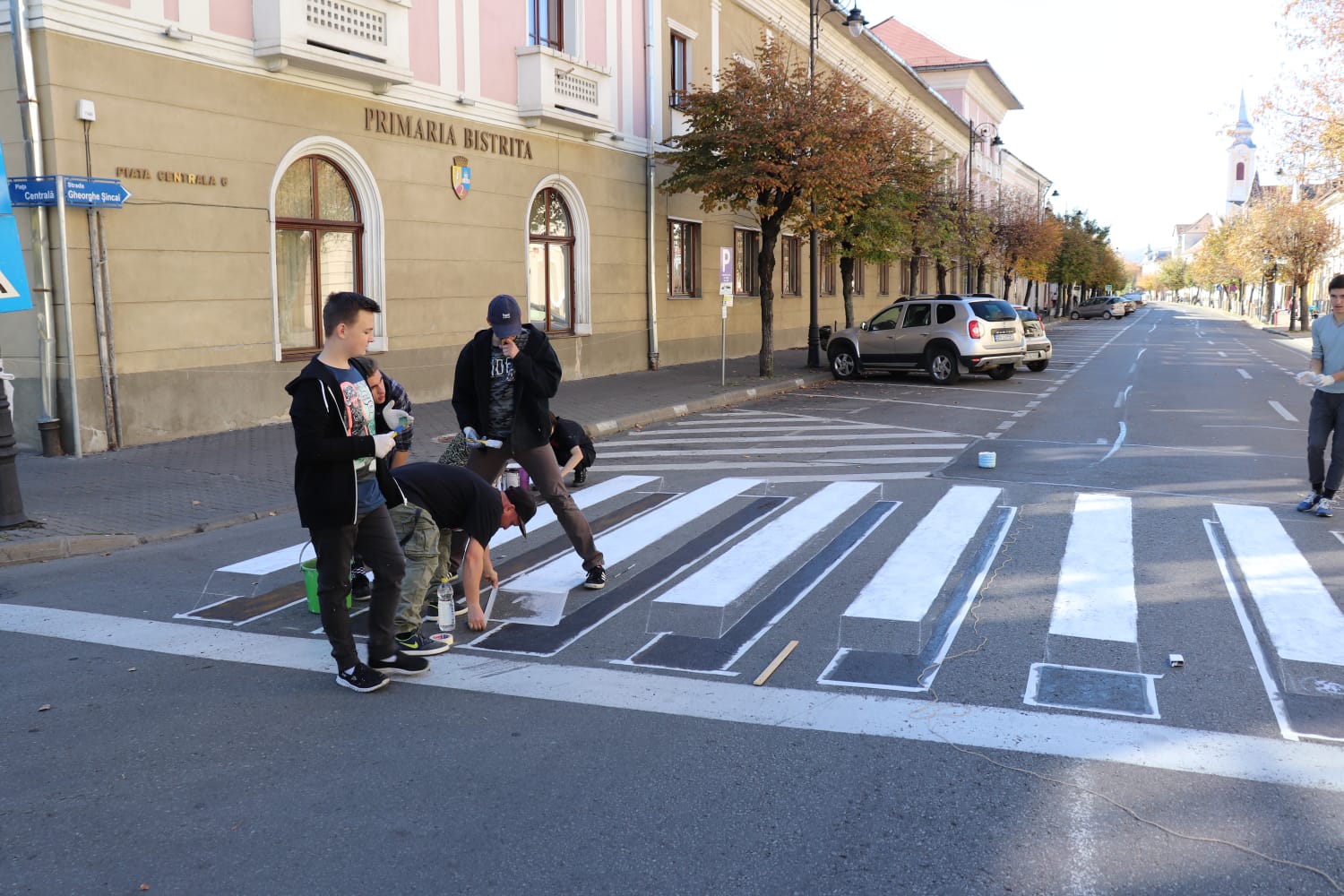 Zebra 3D, soluție ingenioasă pentru prevenirea accidentelor pe trecerile de pietoni. Campania începută la Bistrița va fi extinsă la nivel național