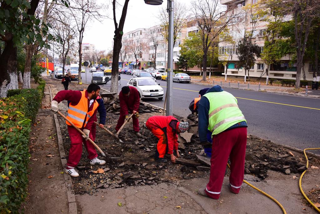 CONSTANȚA: Continuă reabilitarea trotuarelor de pe bulevardul Tomis