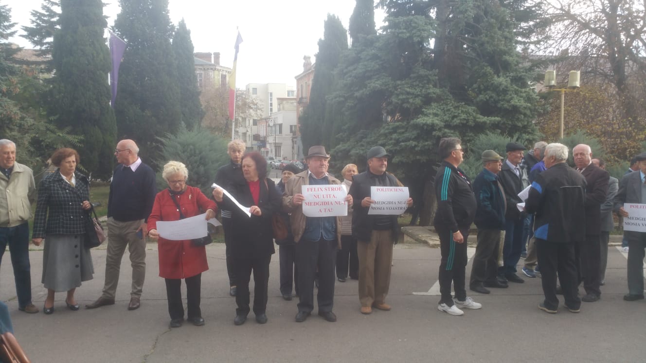 Protest al locuitorilor din Medgidia, în frunte cu primarul, la sediul Prefecturii din Constanța. Oamenii vor referendum pentru dizolvarea Consiliului Local