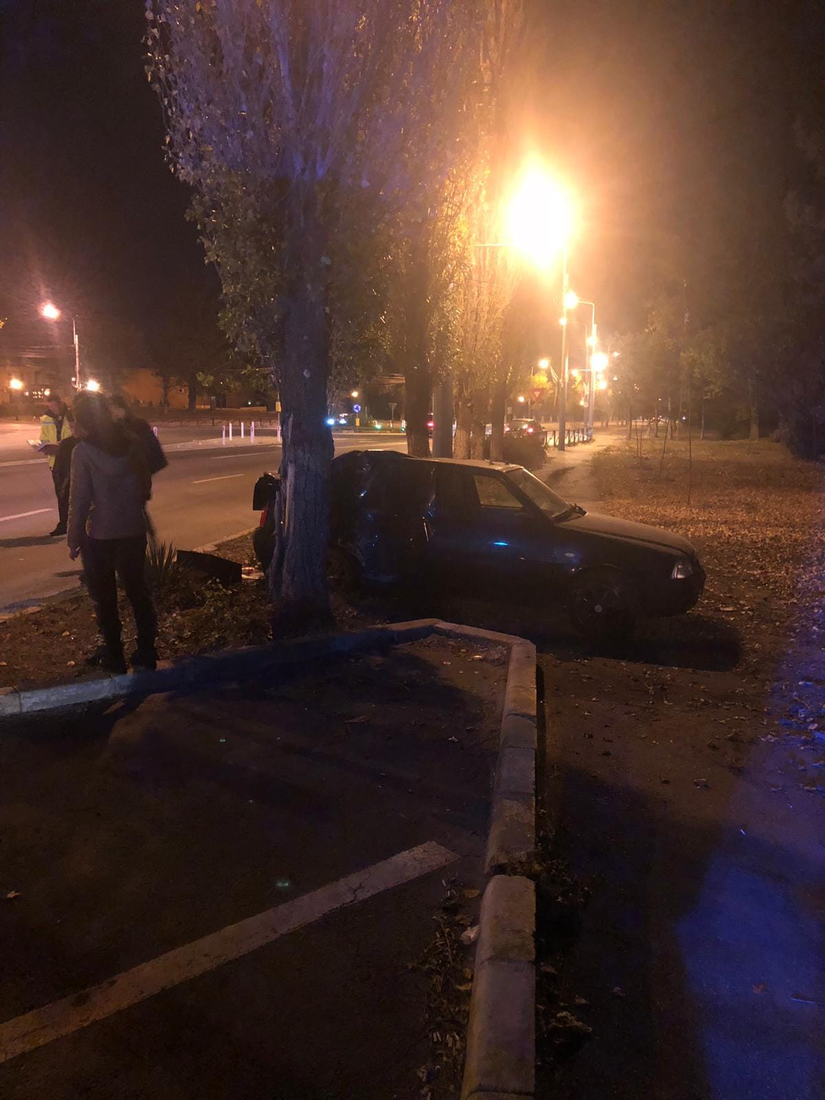 MAMAIA. Tânără rănită după ce o mașină s-a izbit violent de un copac (foto)