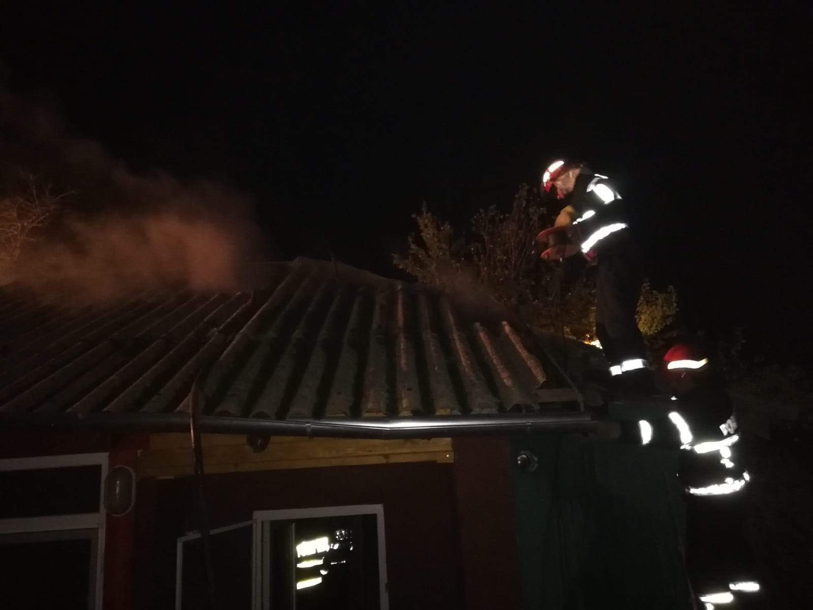 TULCEA/FOTO: Casă cuprinsă de flăcări. Proprietarul a încercat să stingă singur focul