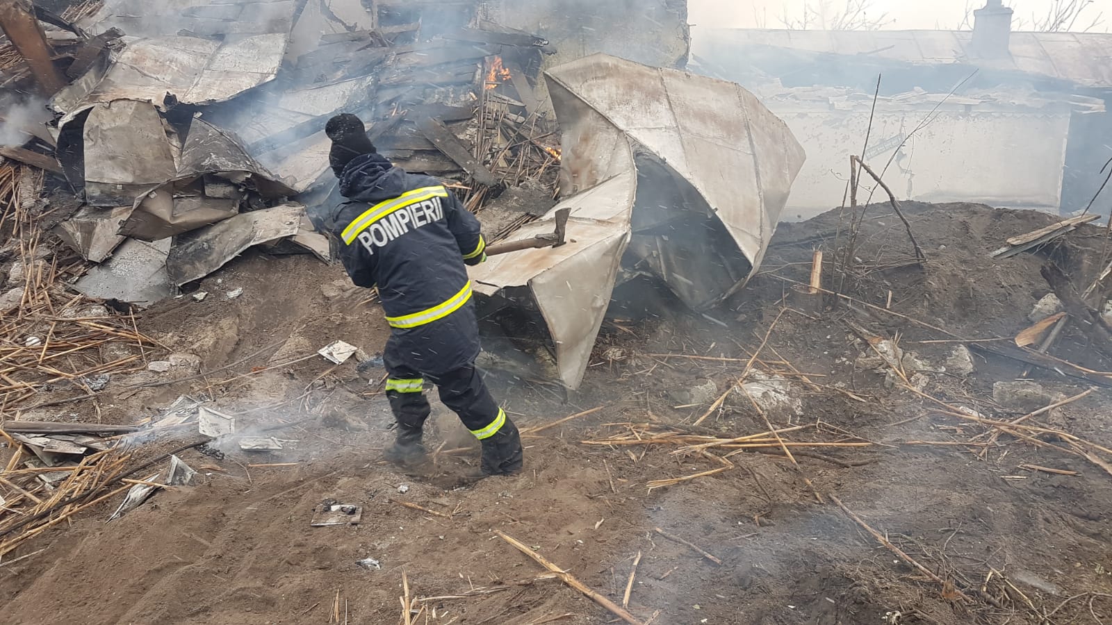 Incendiu violent la Crişan. O femeie a murit, iar două locuinţe au fost distruse de flăcări