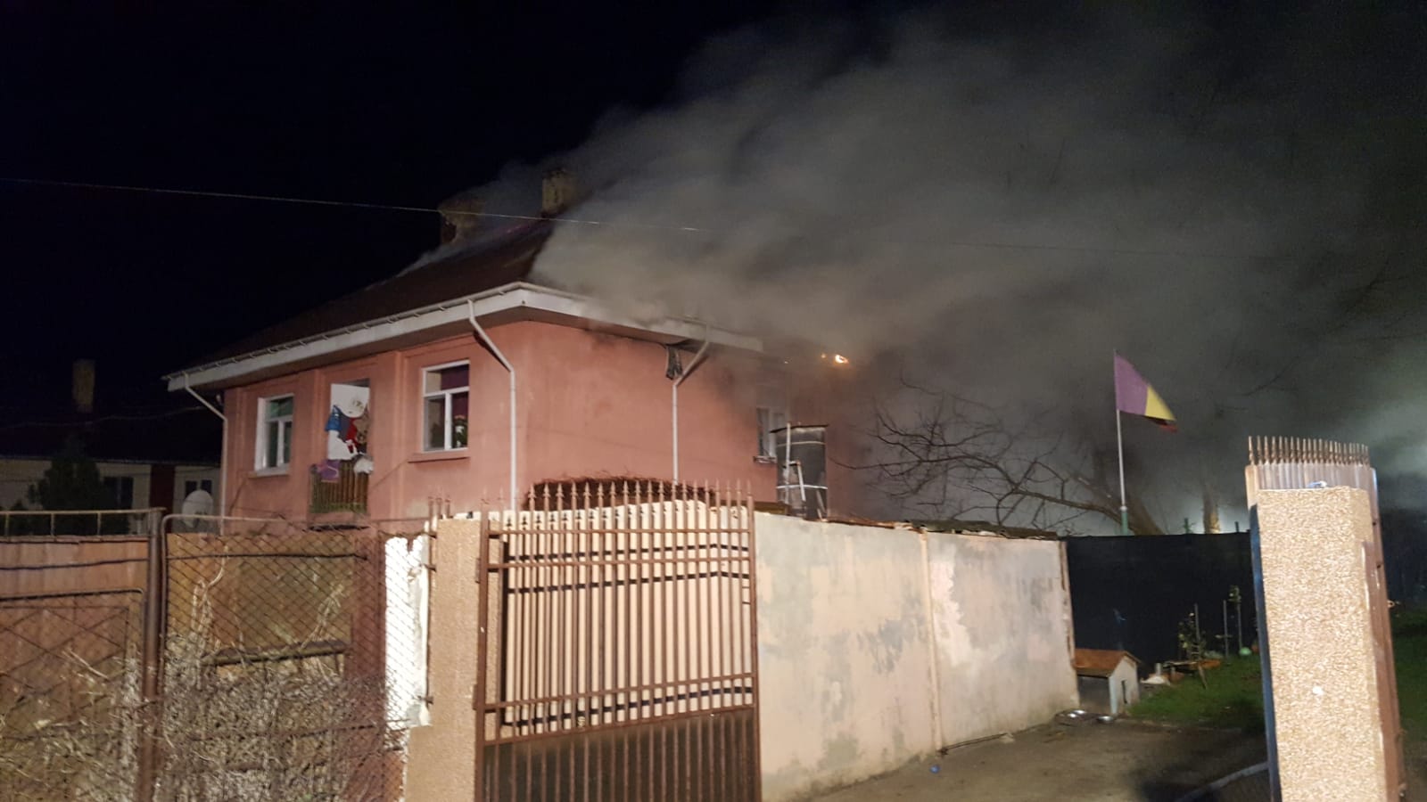 Incendiu la Murfatlar. Arde acoperișul unui bloc