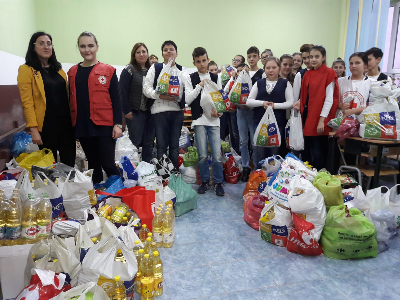 Școala Grigore Moisil Năvodari – donație de peste 2 tone de alimente pentru bătrânii din Centrul de la Poarta Albă