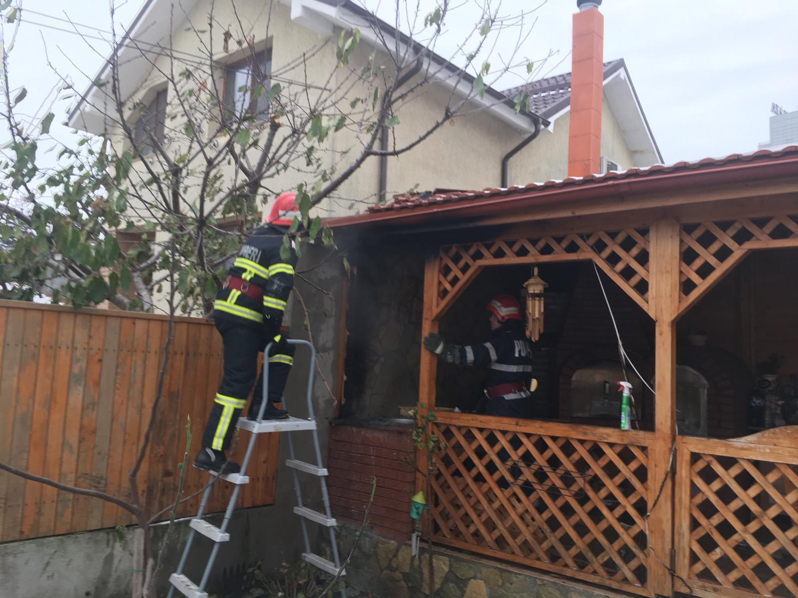 TULCEA/FOTO: Incendiu la foișorul unei case
