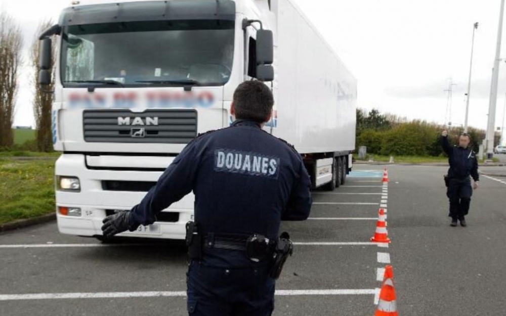 Peste 100 kg de canabis, descoperite într-un camion condus de un român pe o autostradă din Franţa