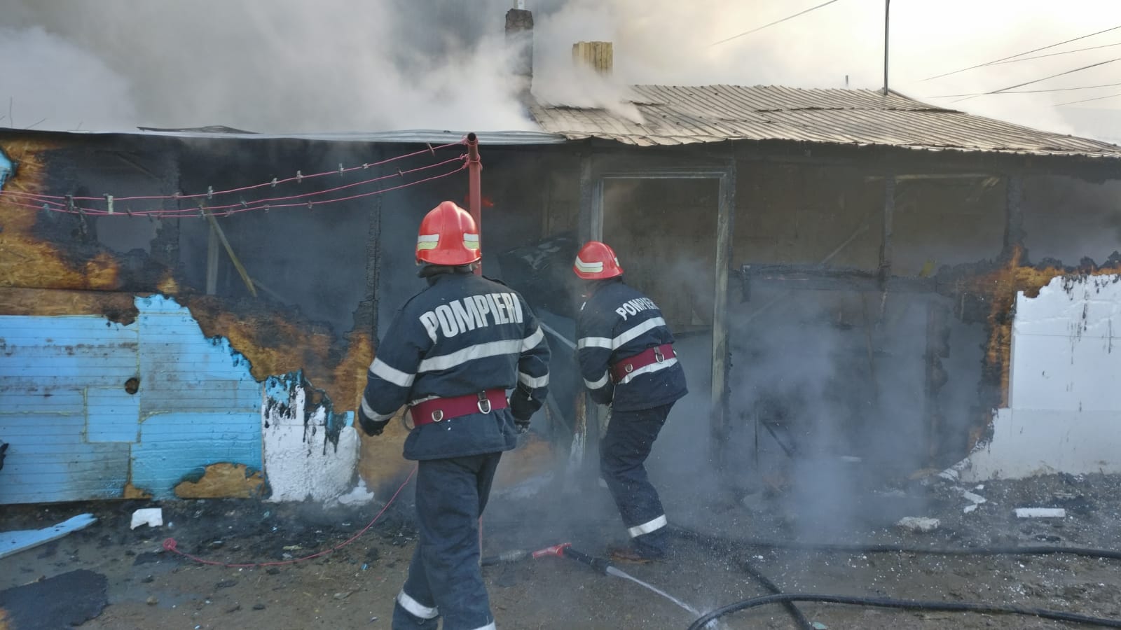 Incendiu violent în Tulcea! O casă a fost cuprinsă de flăcări FOTO