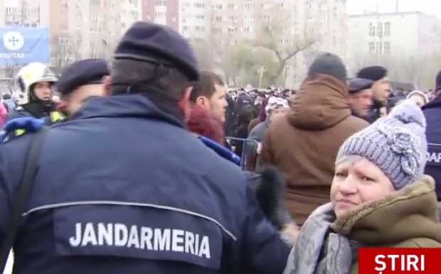 ÎMBRÂNCELI între jandarmi și credincioși la Catedrala Mântuirii Neamului