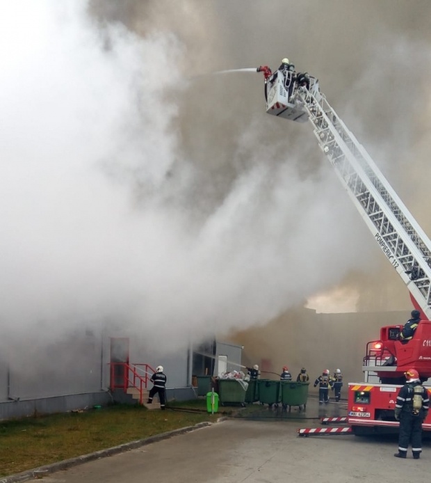 Incendiu puternic izbucnit la o hală de producţie din Buftea