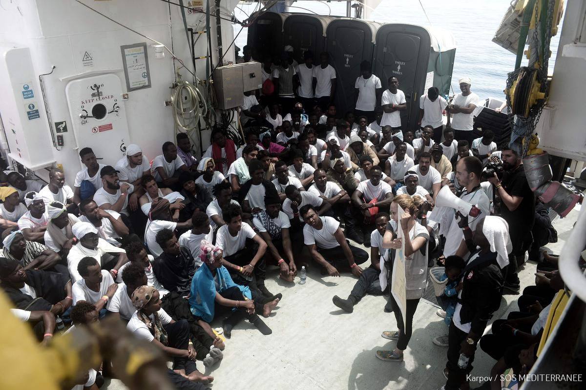 Migranți debarcați de pe nava cu marinari români reținută în Libia