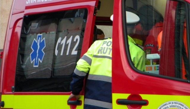 Femeie rănită grav în timp ce încerca să urce într-un autobuz RATC