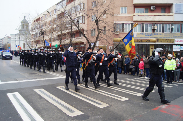 TULCEA: Defilare militară și un spectacol folcloric de Ziua Naţională a României