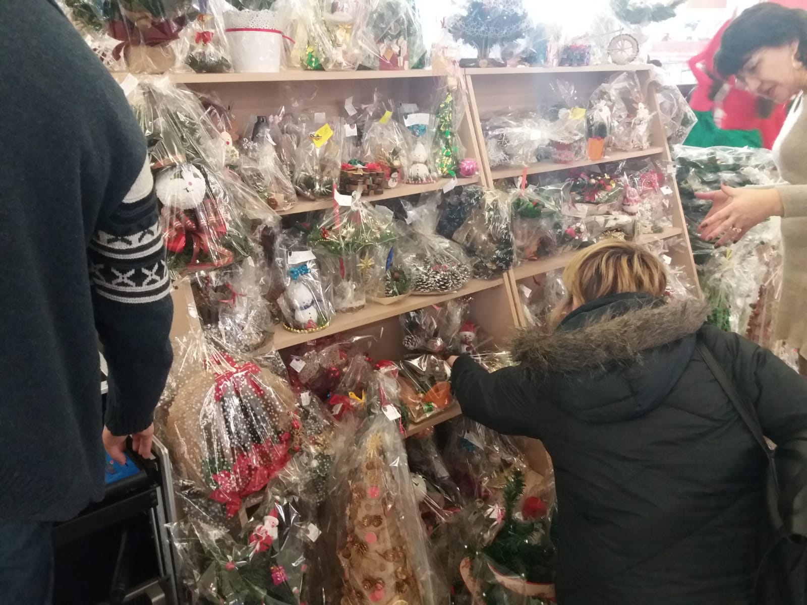 Expoziție de obiecte lucrate manual de copiii din centrele DGASPC Constanța
