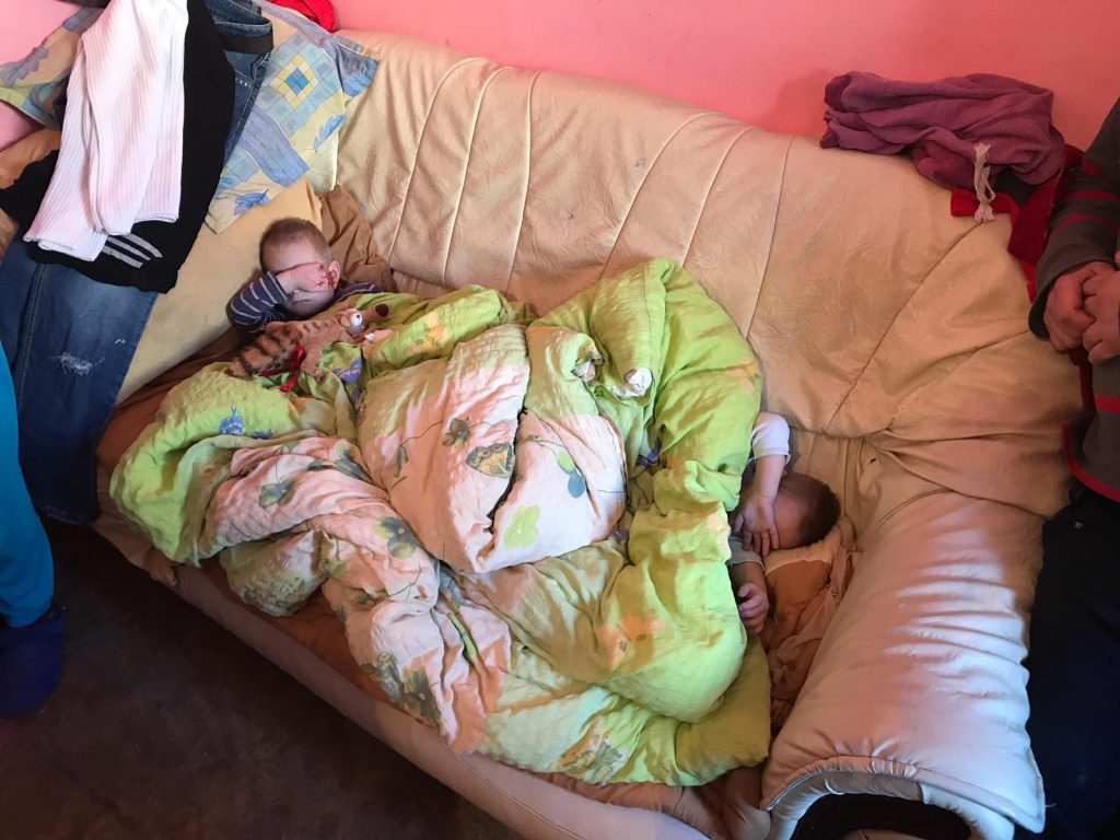 Alături de Radio Constanța, levii liceului I. N. Roman ajută o familie defavorizată din Sibioara