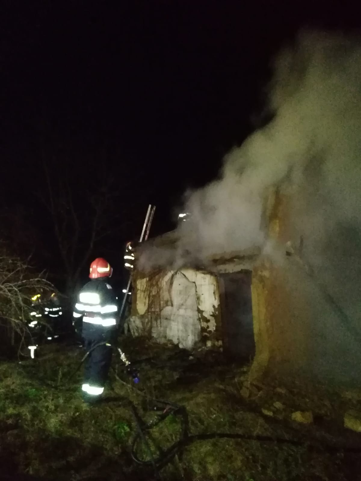 Județul TULCEA/FOTO: Locuință distrusă de flăcări