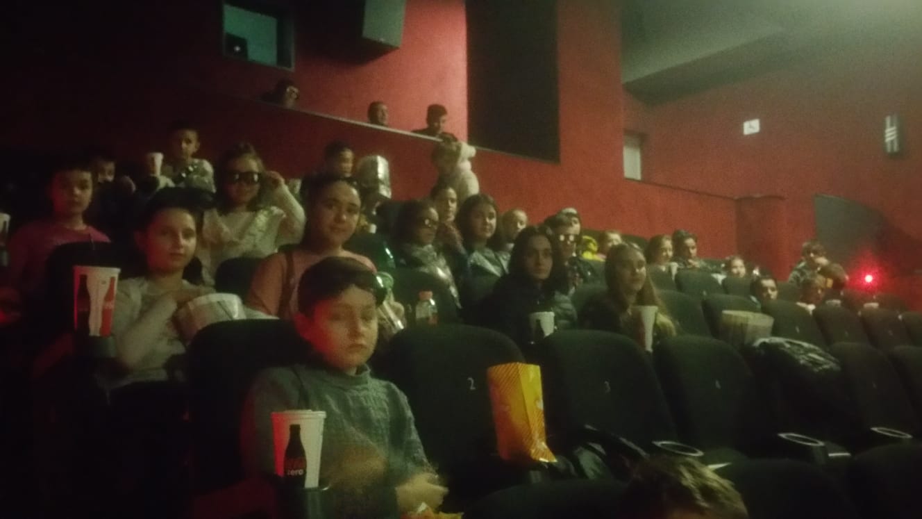 Copiii din Vulturu au mers gratuit la cinema în cadrul campaniei derulate de Radio Constanța. Proiectul continuă și anul viitor