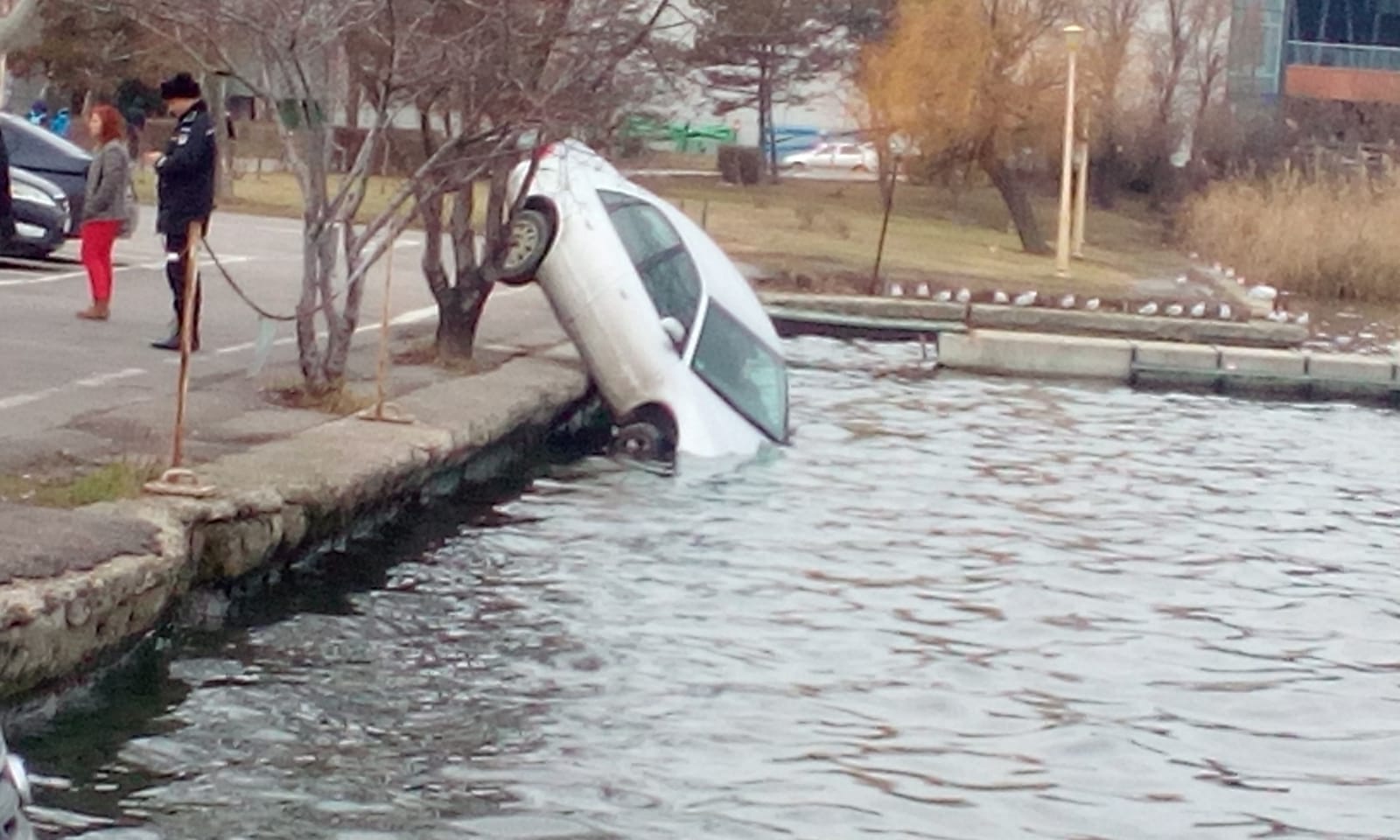 CONSTANȚA/FOTO: Mașină căzută în lacul Tăbăcăriei