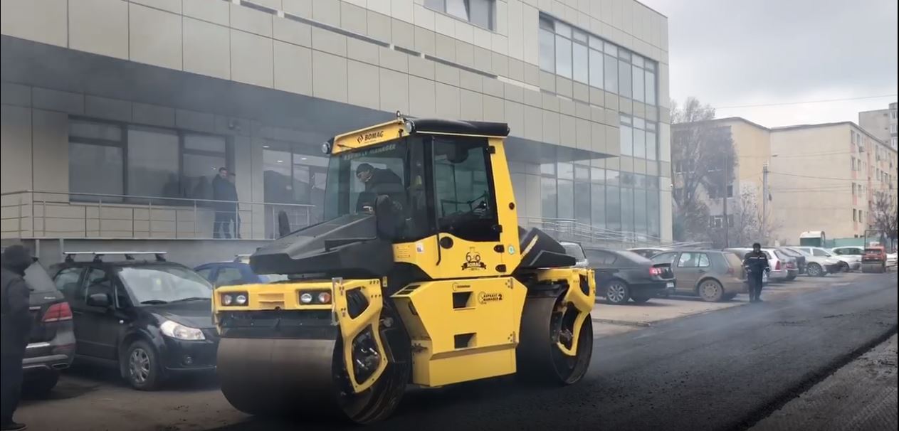 A început asfaltarea pe strada București!