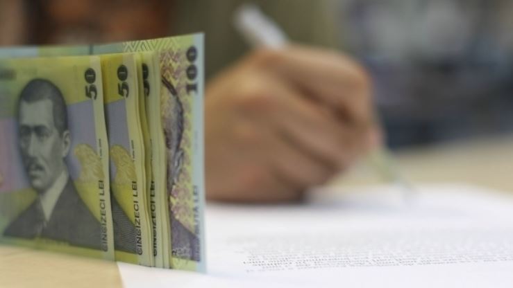 Elevii primesc bursele şcolare pentru luna aprilie