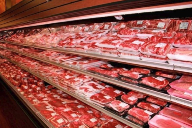 Rafturile magazinelor, încărcate cu o cantitate mare de carne de porc provenită din import