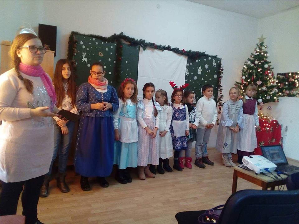 În Ajunul Crăciunului, ceangăii din Oituz vor fi colindați în patru limbi de „Lăstărașii“ conduși de educatoarea Elisabeta Scripcaru FOTO
