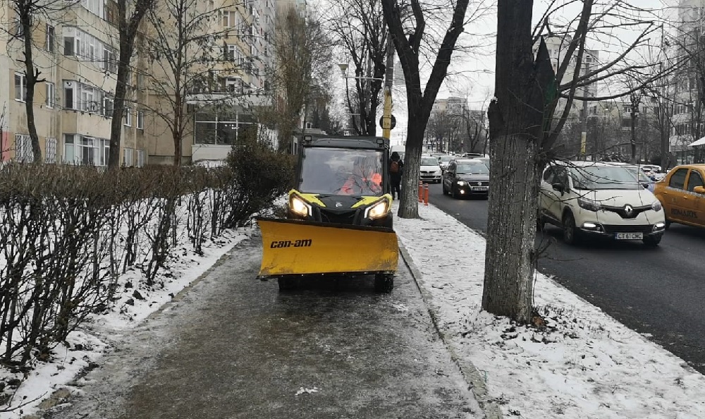 CONSTANȚA: Acțiuni de deszăpezire pe trotuarele din oraș