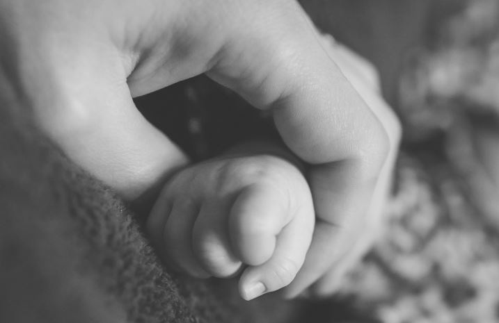 Rata mortalităţii infantile în România, de două ori mai mare decât rata medie a UE