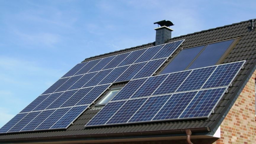 Proprietarii de case vor putea accesa finanţare de 20 mii de lei pentru instalara de panouri cu celule fotovoltaice