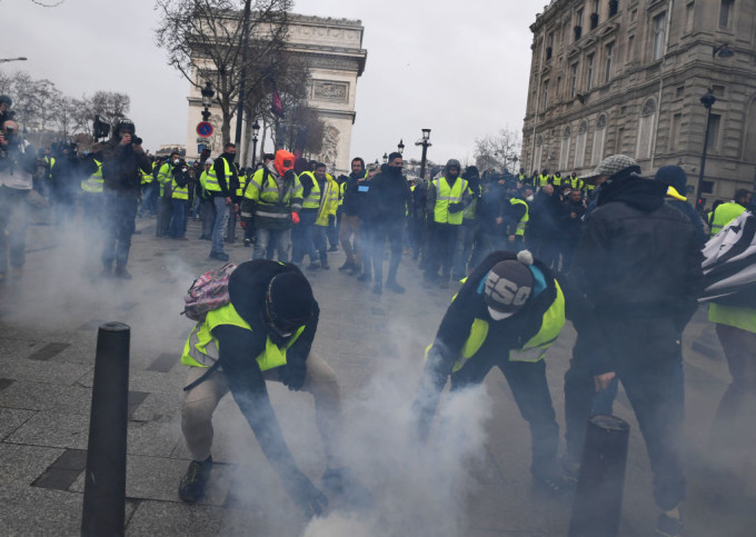 UPDATE: Primele incidente la Paris