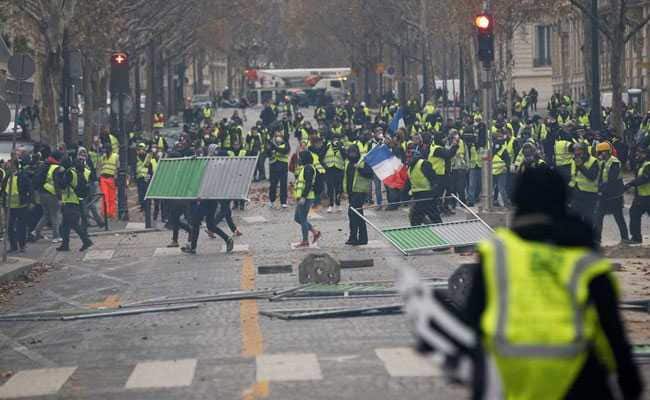 VIDEO/FRANȚA: 31.000 de manifestanţi şi 700 de persoane reţinute