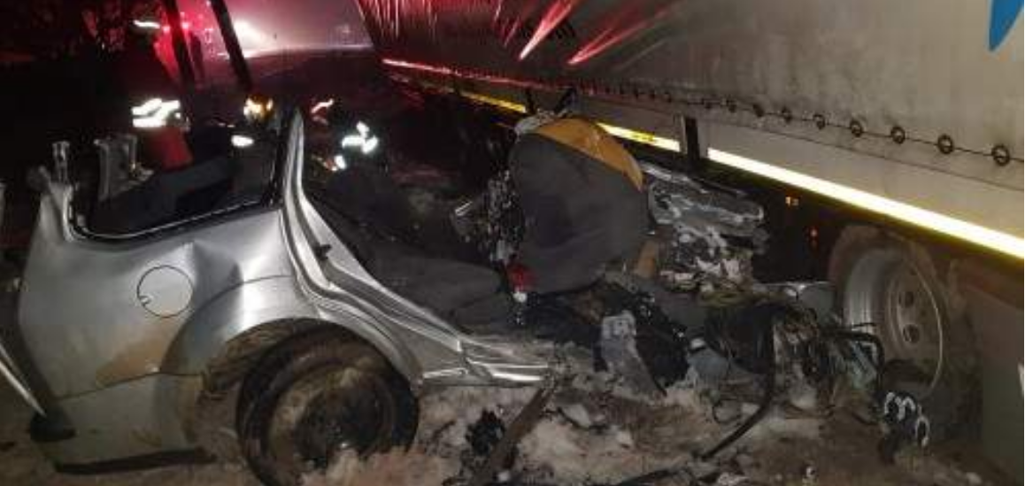 Cinci tineri morţi după ce maşina lor a intrat într-un TIR, pe E85