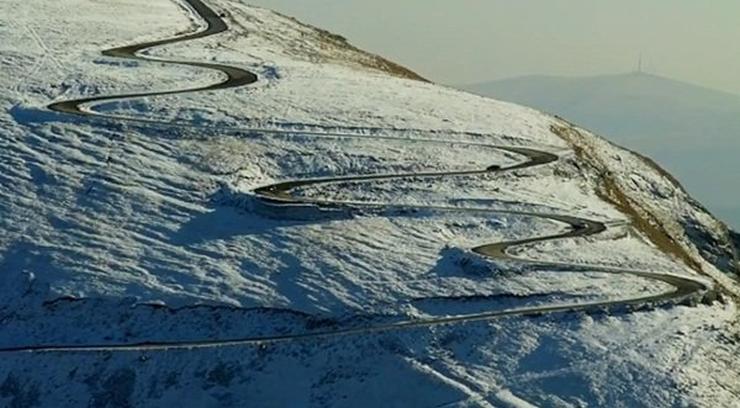 Traficul rutier redeschis pe Transalpina, pentru autovehiculele 4×4 şi pentru cele echipate cu lanţuri