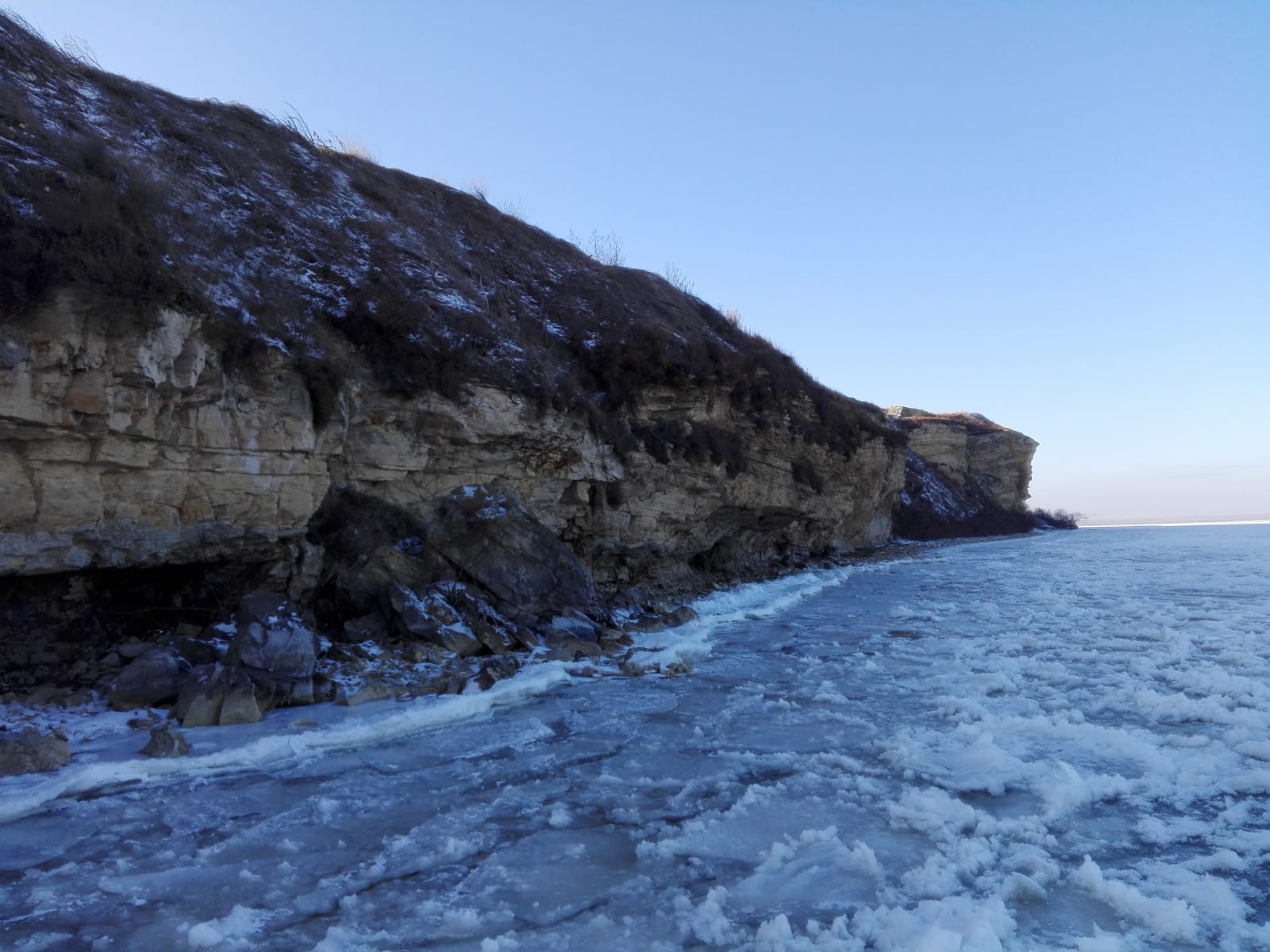 FOTO: Apele lacului Razim au îngheţat. Imagini spectaculoase realizate de natură