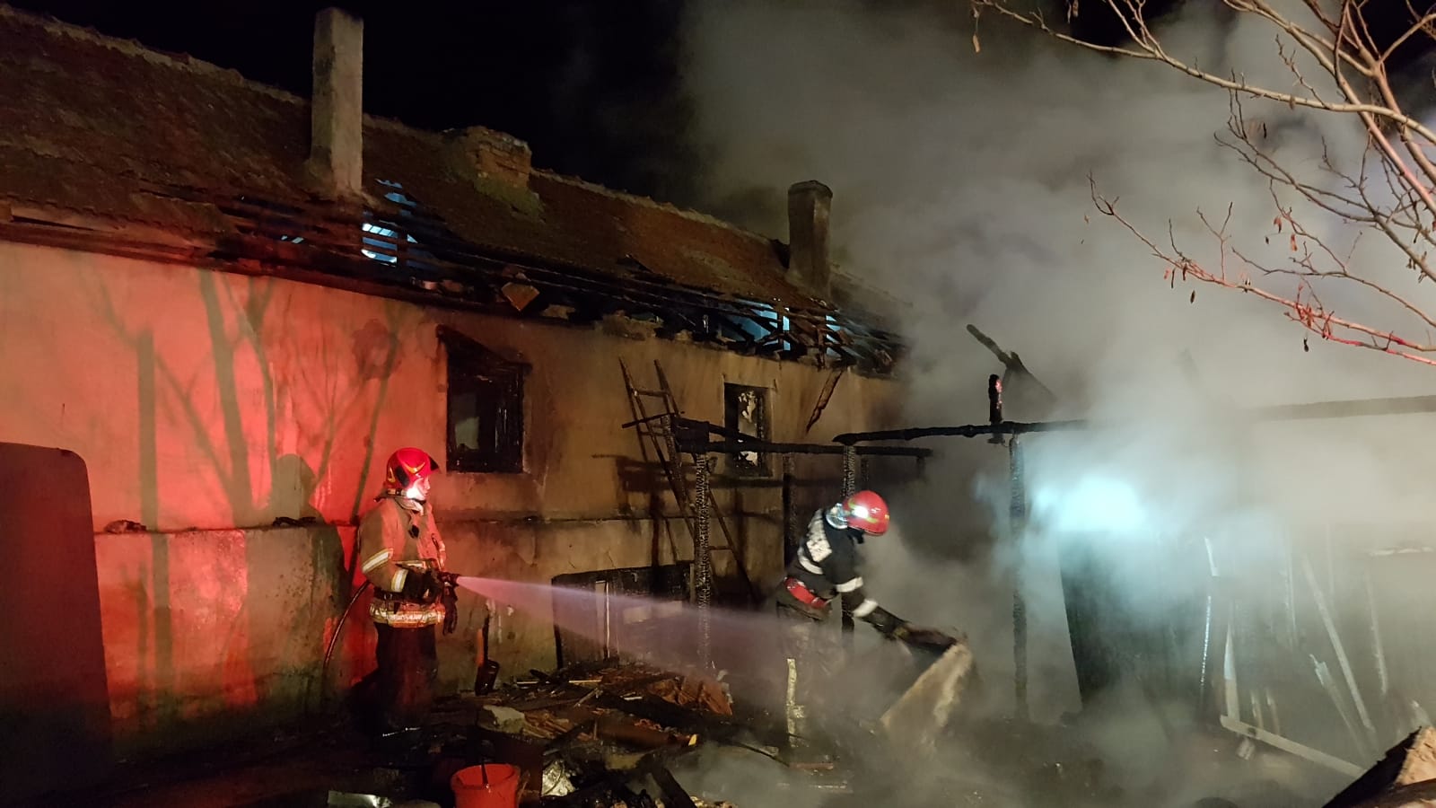 FOTO – Județul CONSTANȚA: A luat FOC garajul unui service auto