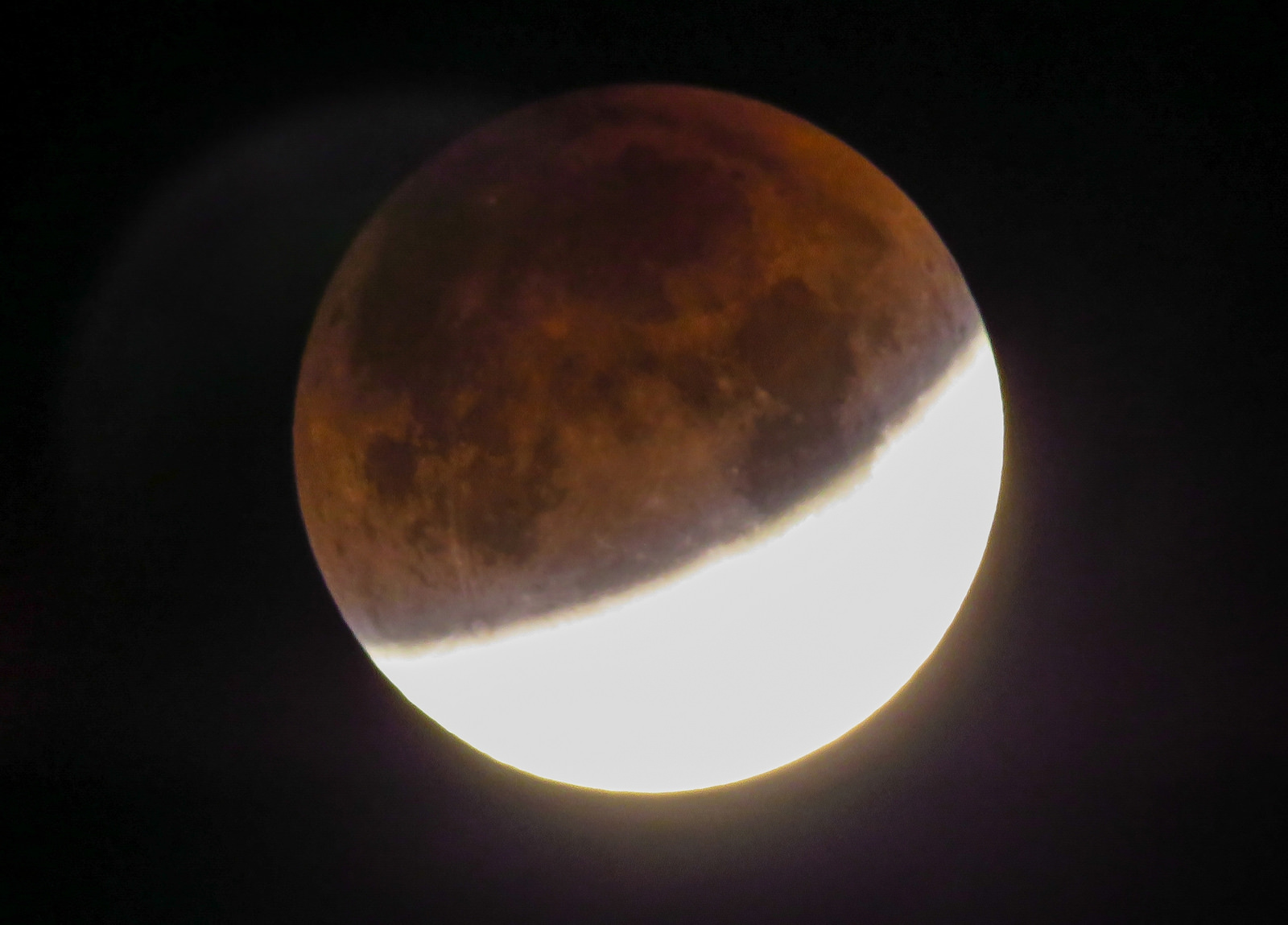 Eclipsă totală de Lună vizibilă în România
