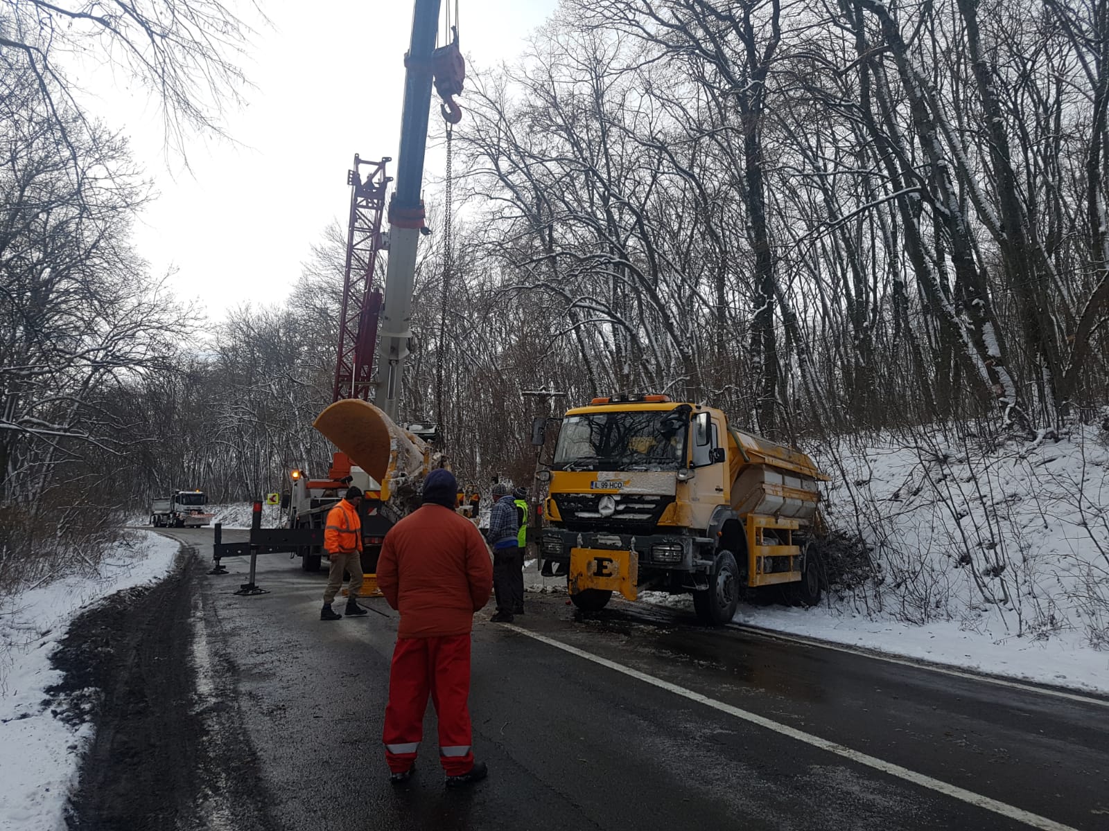 TULCEA/FOTO: Trafic îngreunat în pădurea Topolog. Un utilaj de deszăpezire s-a răsturnat