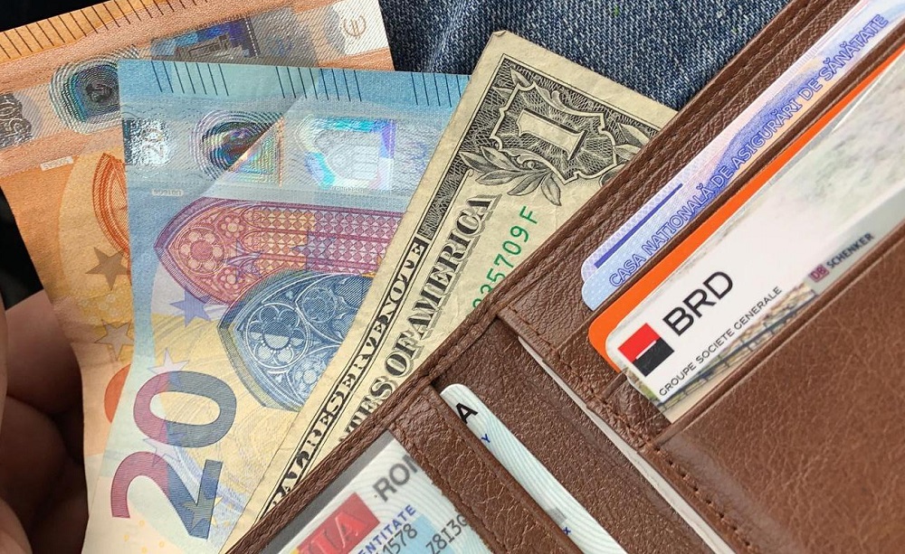 CONSTANȚA: Norocul i-a surâs unui tânăr după ce doi jandarmi i-au găsit portofelul pierdut