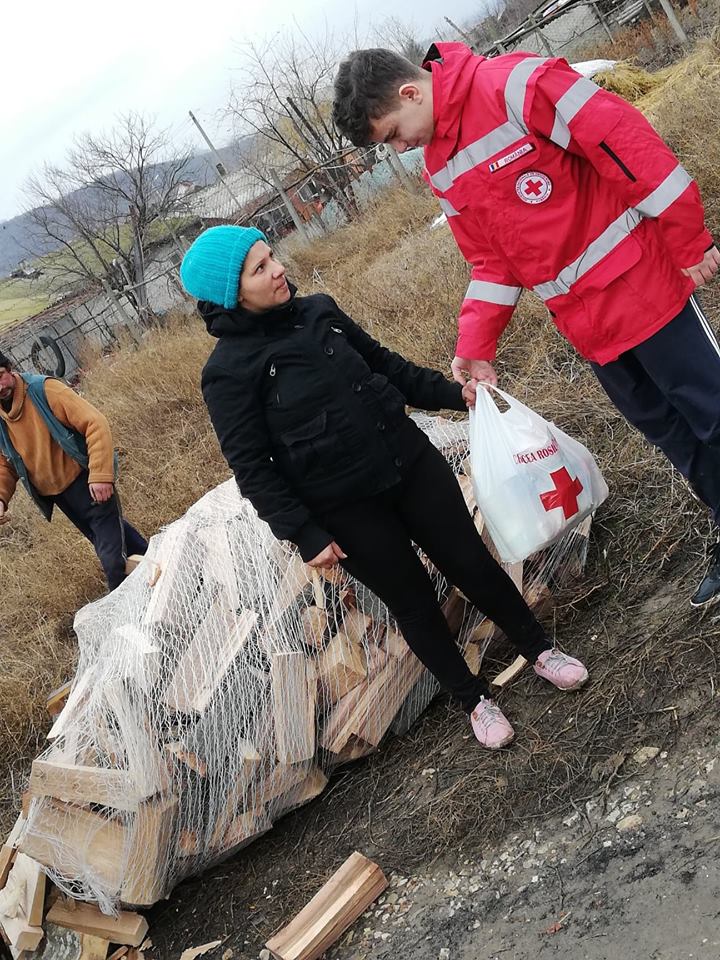 Lemne de foc şi alimente de la Crucea Roşie pentru 25 de familii nevoiaşe!