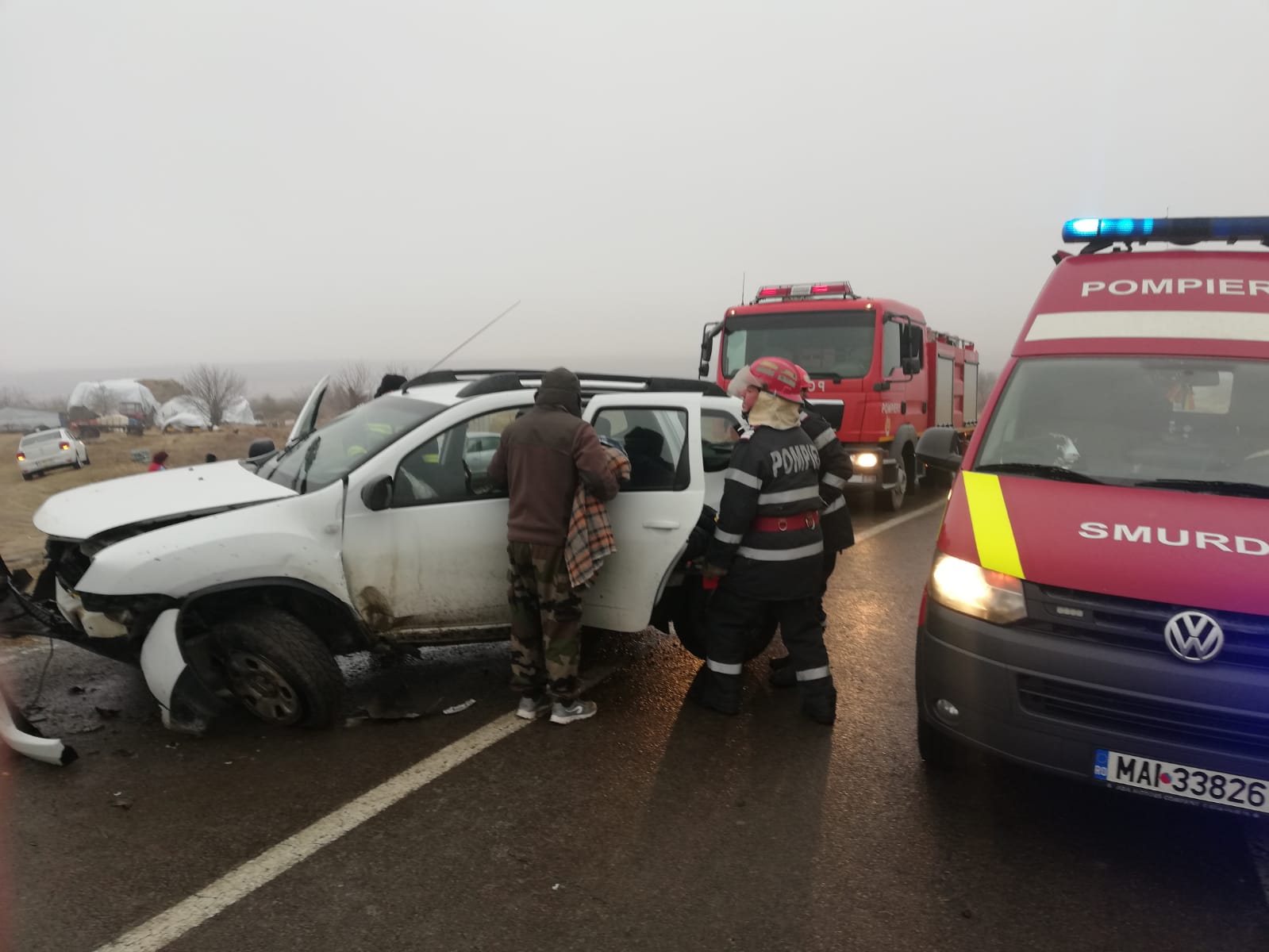 Accident în județul Tulcea. O șoferiță a intrat cu mașina într-un cap de pod