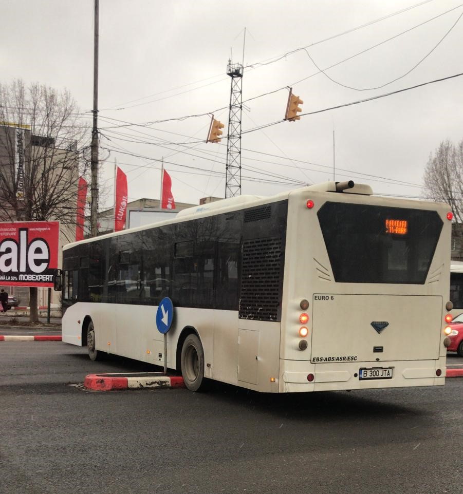 CONSTANȚA: Autobuz rămas suspendat pe scuarul ce desparte sensurile de mers, în zona Tomis III