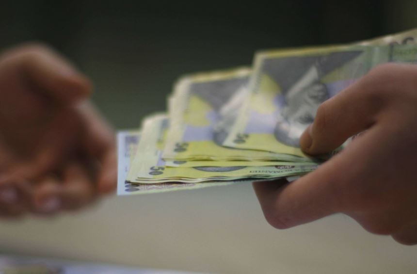 Guvernul urmează să aprobe o ordonanţă de urgenţă privind creşterea voluntară a salariului minim cu 200 de lei