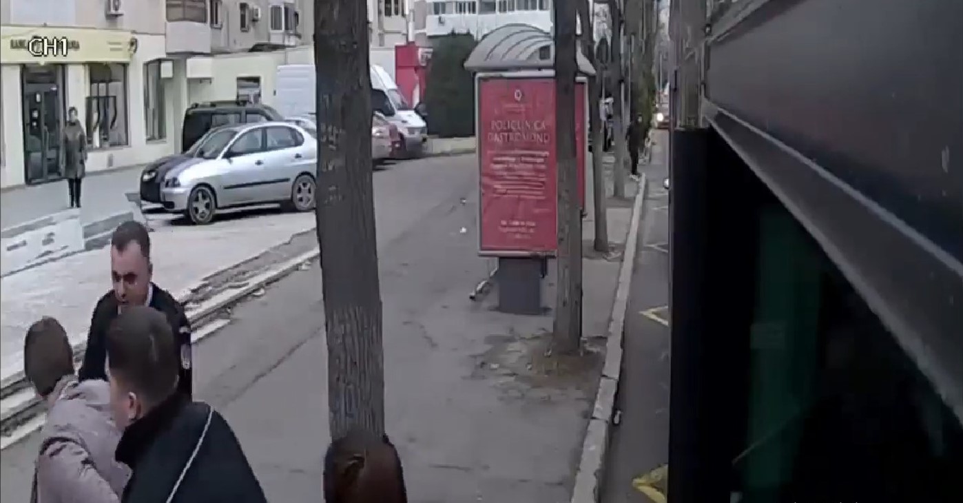 CONSTANȚA: Bărbat încătușat de polițiștii locali, într-un autobuz de pe linia 42 VIDEO