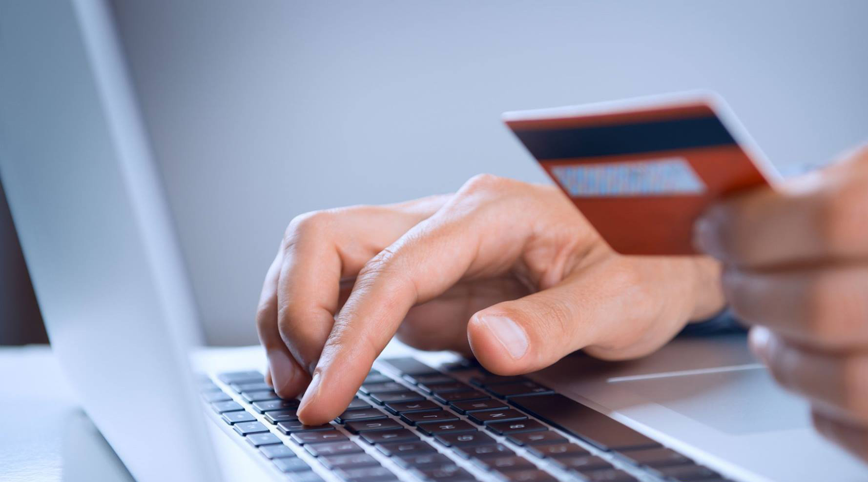 Şapte bărbaţi, reţinuţi pentru infracţiuni informatice pe site-uri de vânzări active în SUA